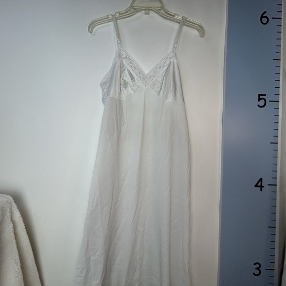 VINTAGE VANITY FAIR FULL SLIP BEAUTIFUL LACE WHITE 100% NYLON USA SIZE 36/26 - Picture 1 of 13